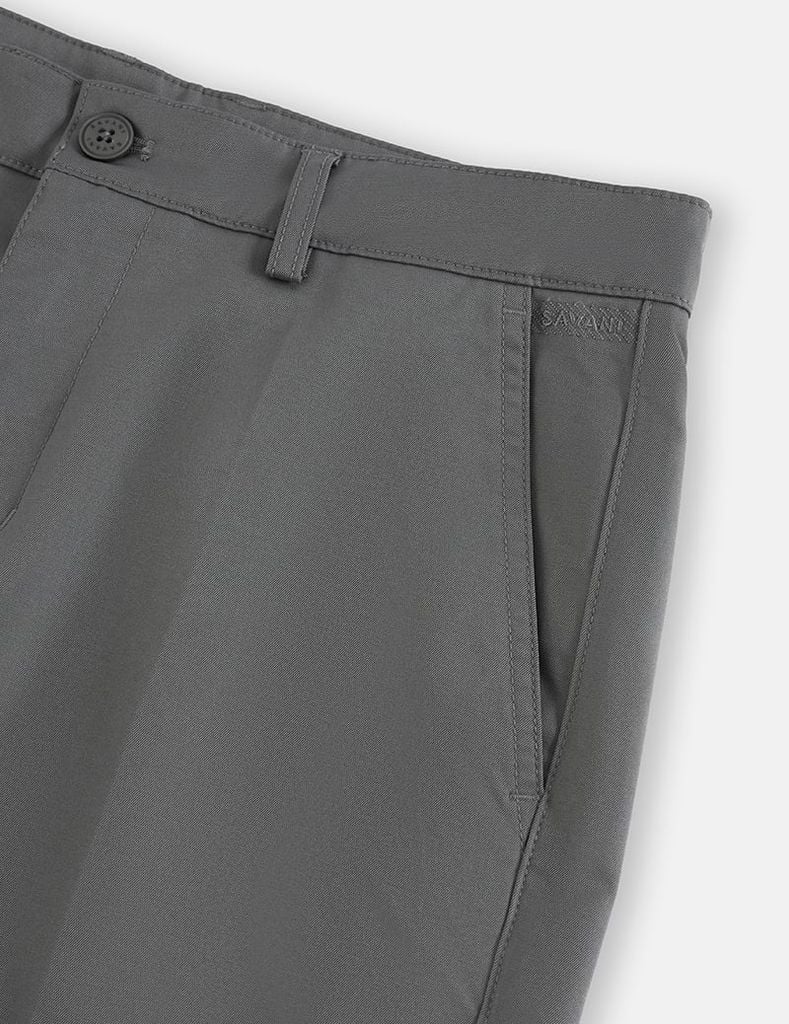 Quần short nam khaki phối thêu miệng túi