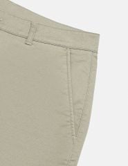 Quần short khaki nam in tràn họa tiết chìm