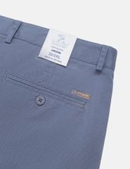Quần short khaki nam túi chéo mác da trang trí túi sau