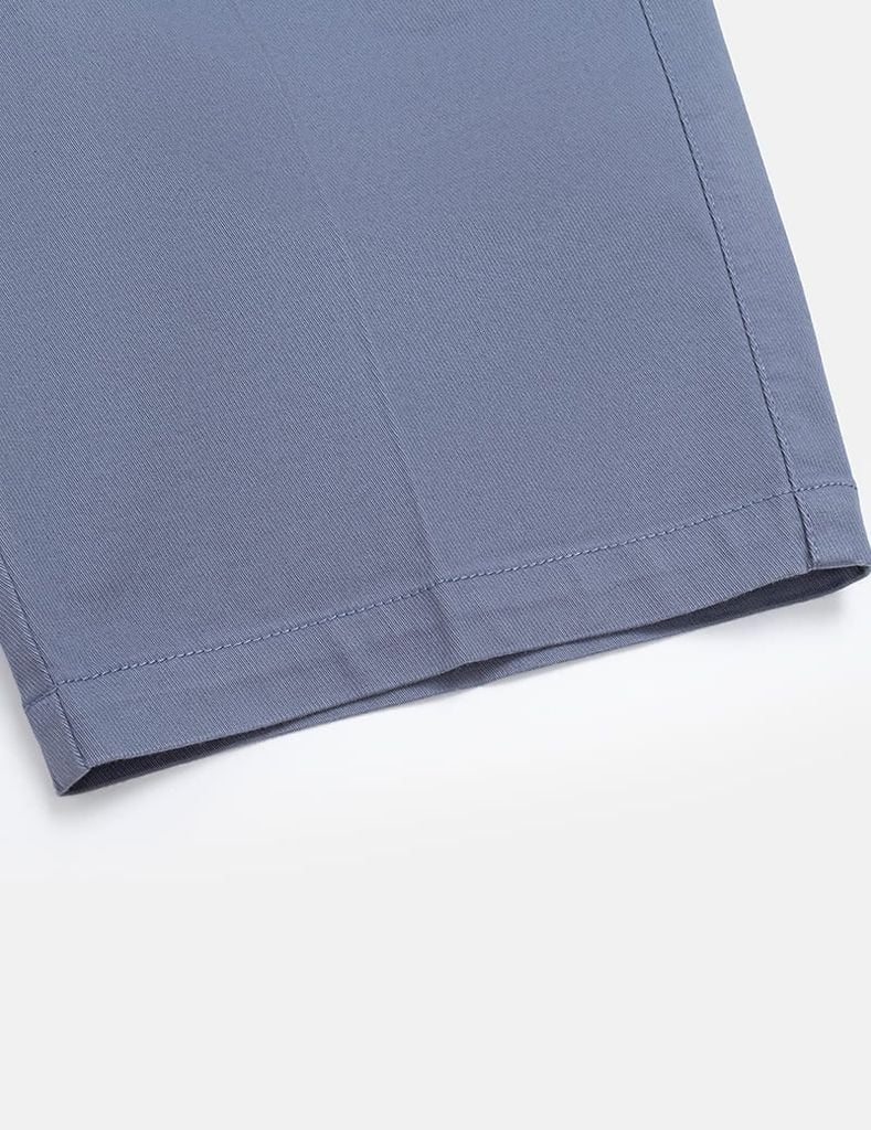 Quần short khaki nam túi chéo mác da trang trí túi sau