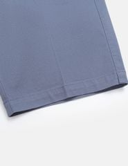 Quần short khaki nam túi chéo mác da trang trí túi sau