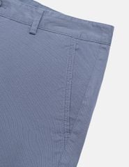 Quần short khaki nam túi chéo mác da trang trí túi sau