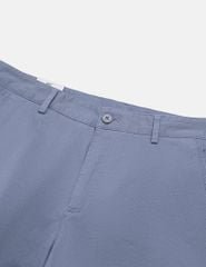 Quần short khaki nam túi chéo mác da trang trí túi sau