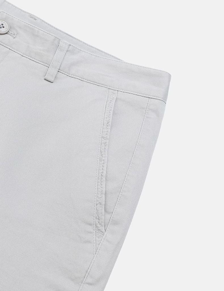 Quần short khaki nam túi chéo mác da trang trí túi sau