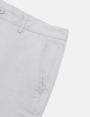 Quần short khaki nam túi chéo mác da trang trí túi sau