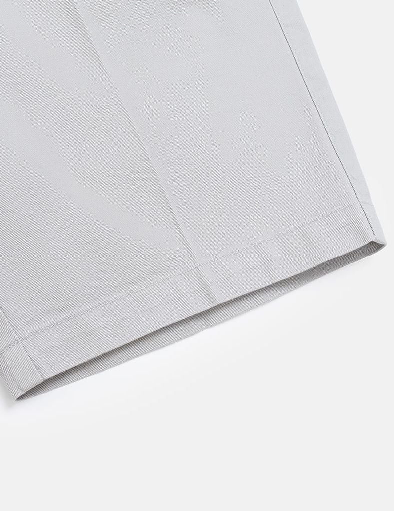 Quần short khaki nam túi chéo mác da trang trí túi sau