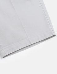 Quần short khaki nam túi chéo mác da trang trí túi sau