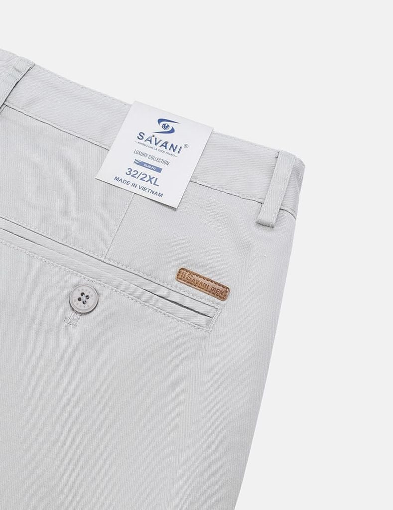 Quần short khaki nam túi chéo mác da trang trí túi sau