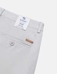 Quần short khaki nam túi chéo mác da trang trí túi sau