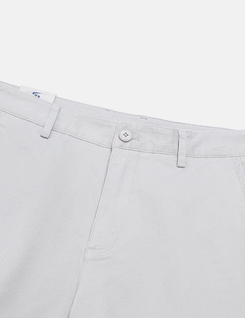 Quần short khaki nam túi chéo mác da trang trí túi sau