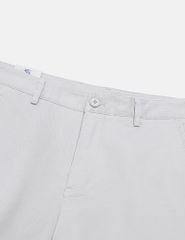 Quần short khaki nam túi chéo mác da trang trí túi sau