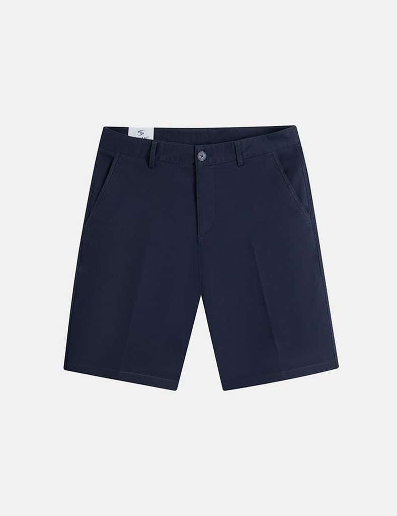Quần short khaki nam túi chéo mác da trang trí túi sau