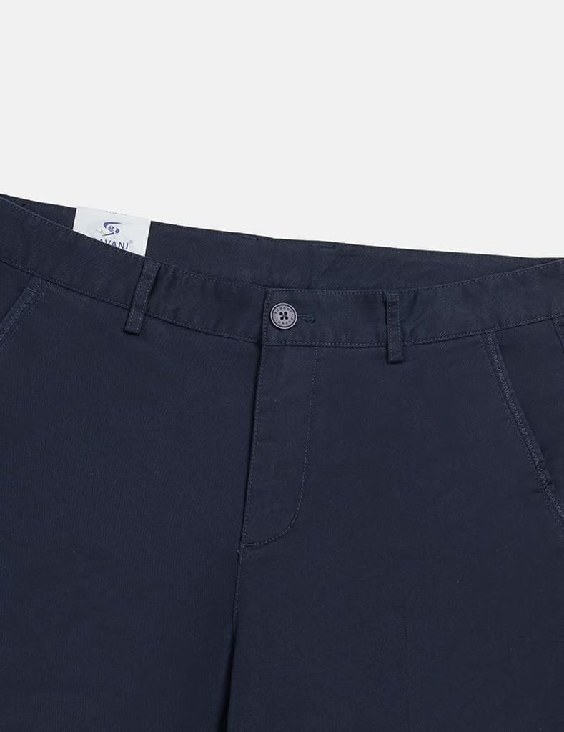 Quần short khaki nam túi chéo mác da trang trí túi sau
