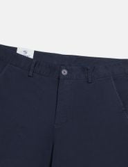 Quần short khaki nam túi chéo mác da trang trí túi sau