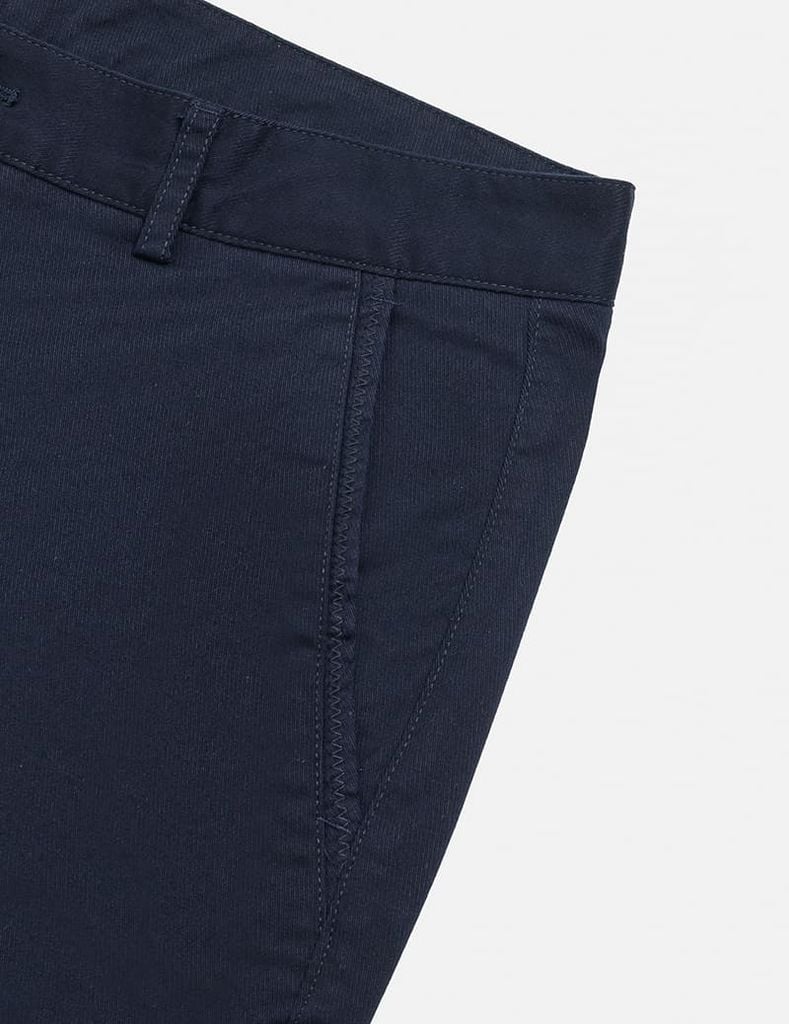 Quần short khaki nam túi chéo mác da trang trí túi sau