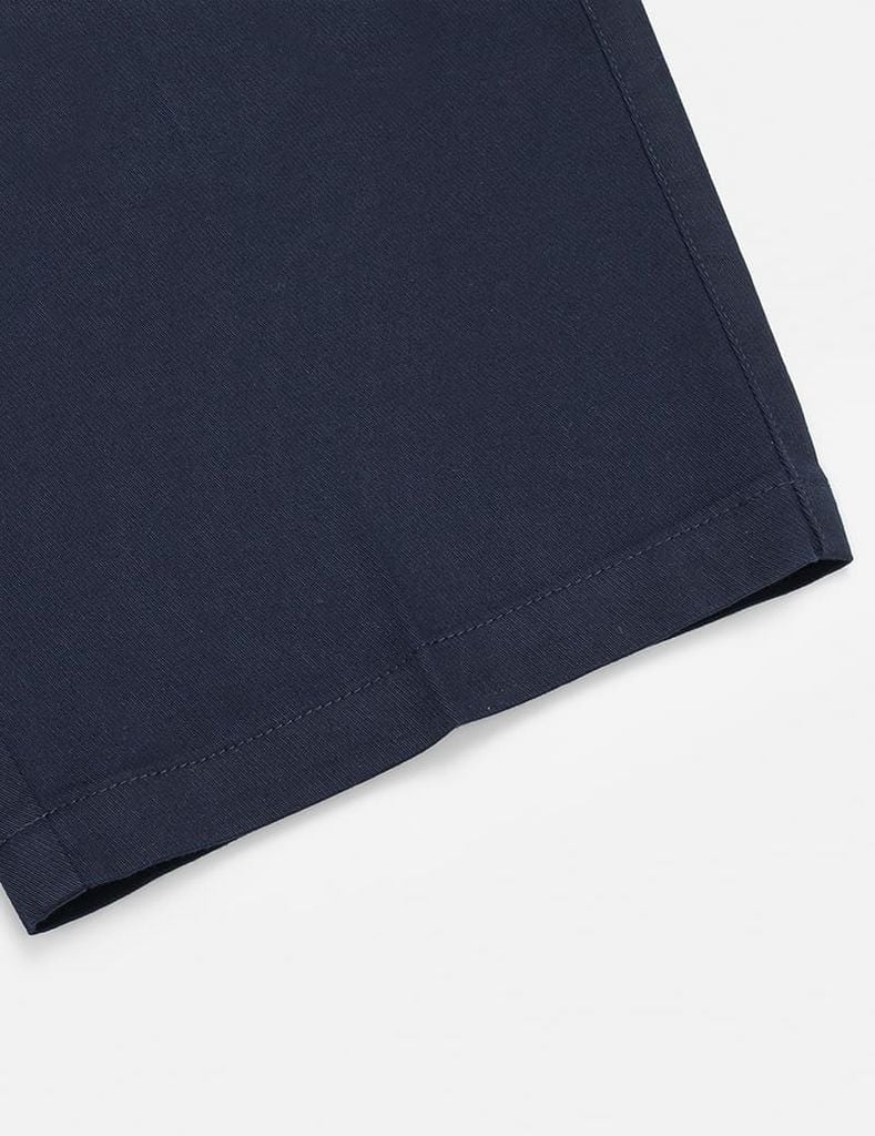Quần short khaki nam túi chéo mác da trang trí túi sau