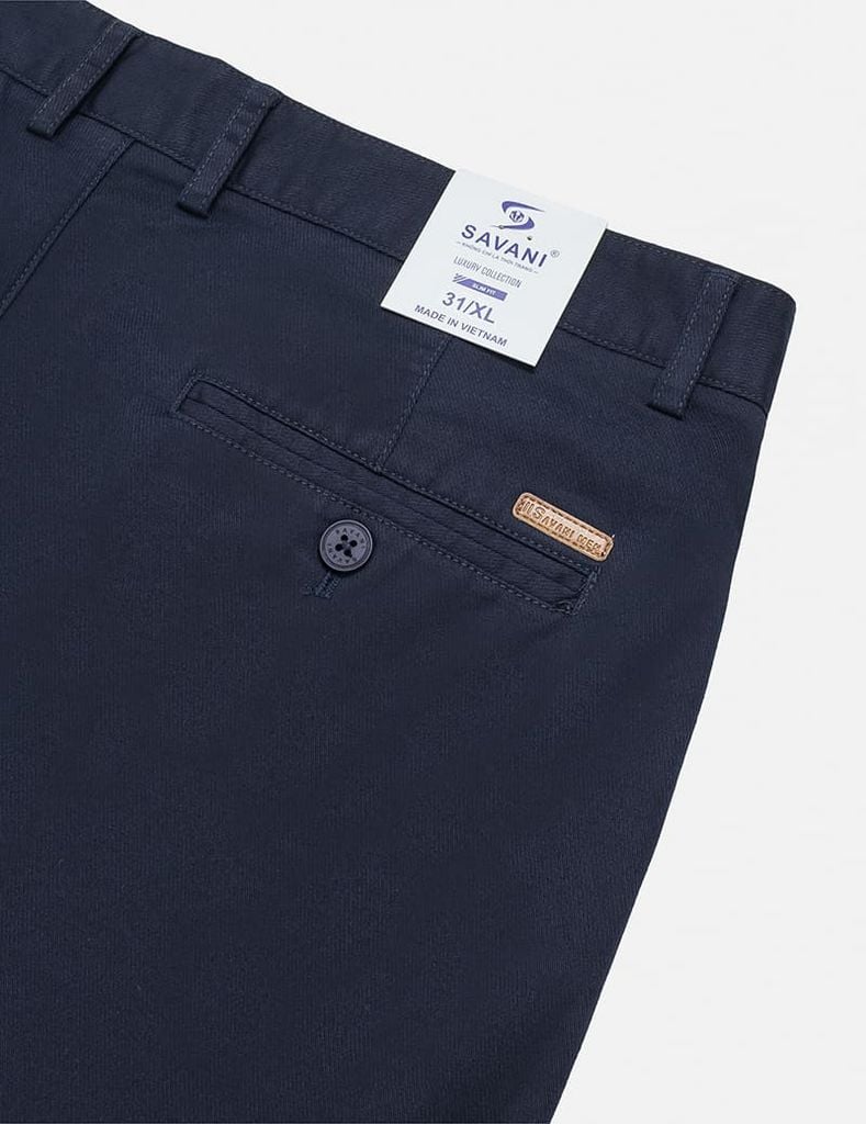 Quần short khaki nam túi chéo mác da trang trí túi sau