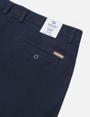 Quần short khaki nam túi chéo mác da trang trí túi sau