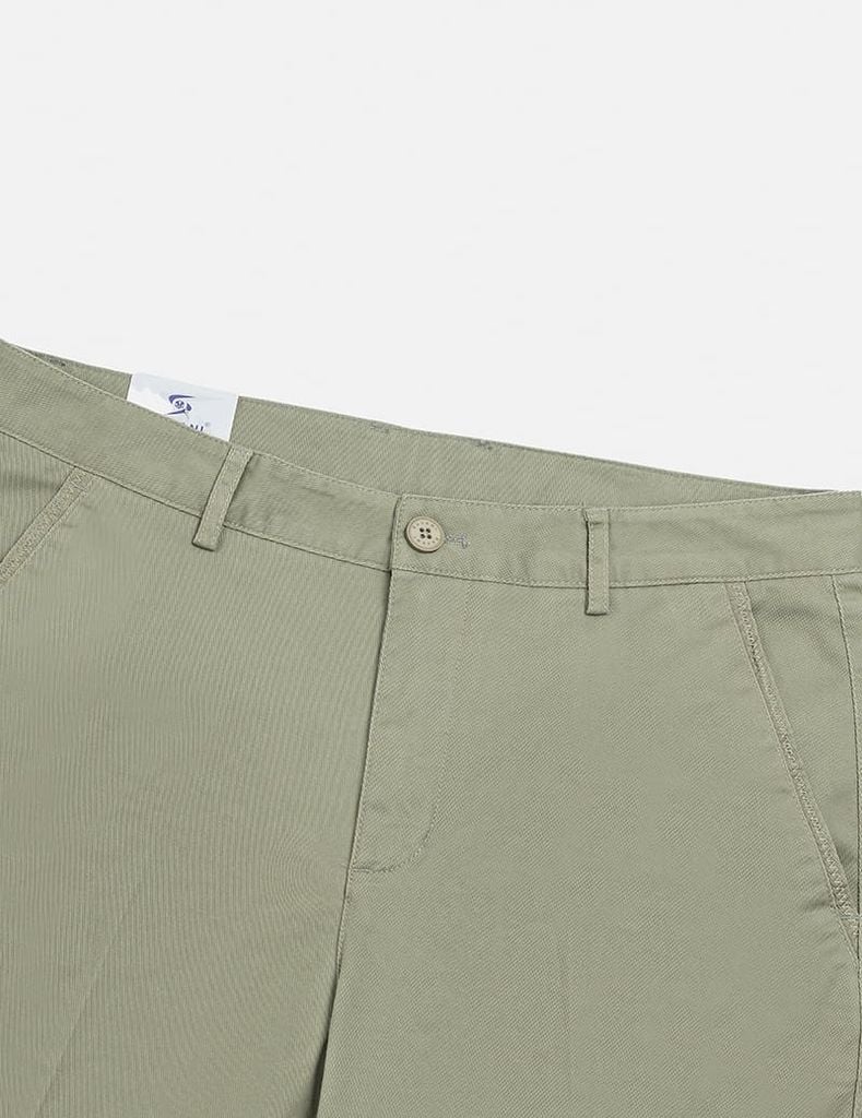 Quần short khaki nam túi chéo mác da trang trí túi sau
