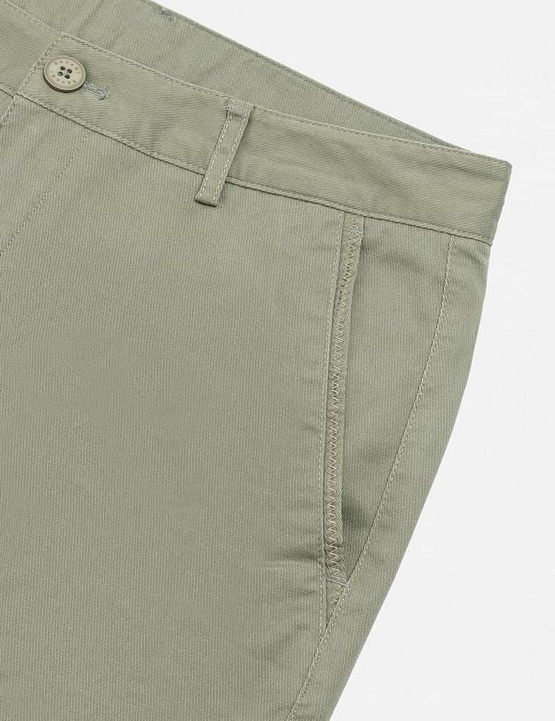 Quần short khaki nam túi chéo mác da trang trí túi sau