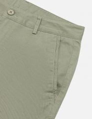 Quần short khaki nam túi chéo mác da trang trí túi sau