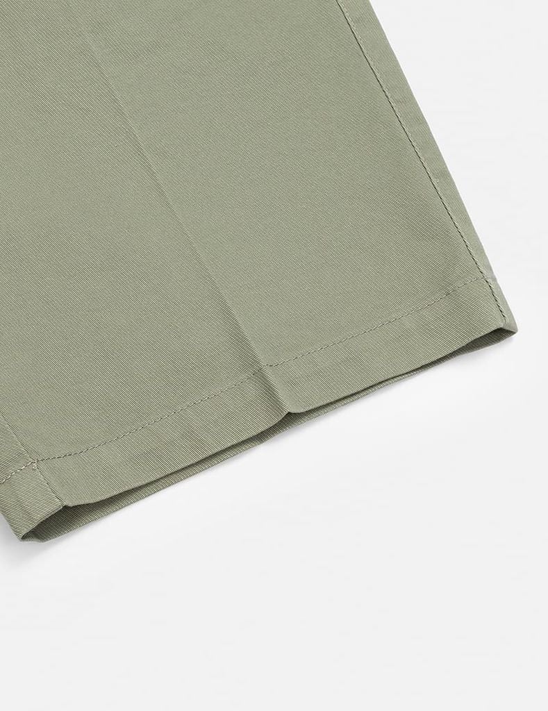 Quần short khaki nam túi chéo mác da trang trí túi sau
