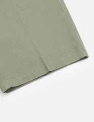 Quần short khaki nam túi chéo mác da trang trí túi sau