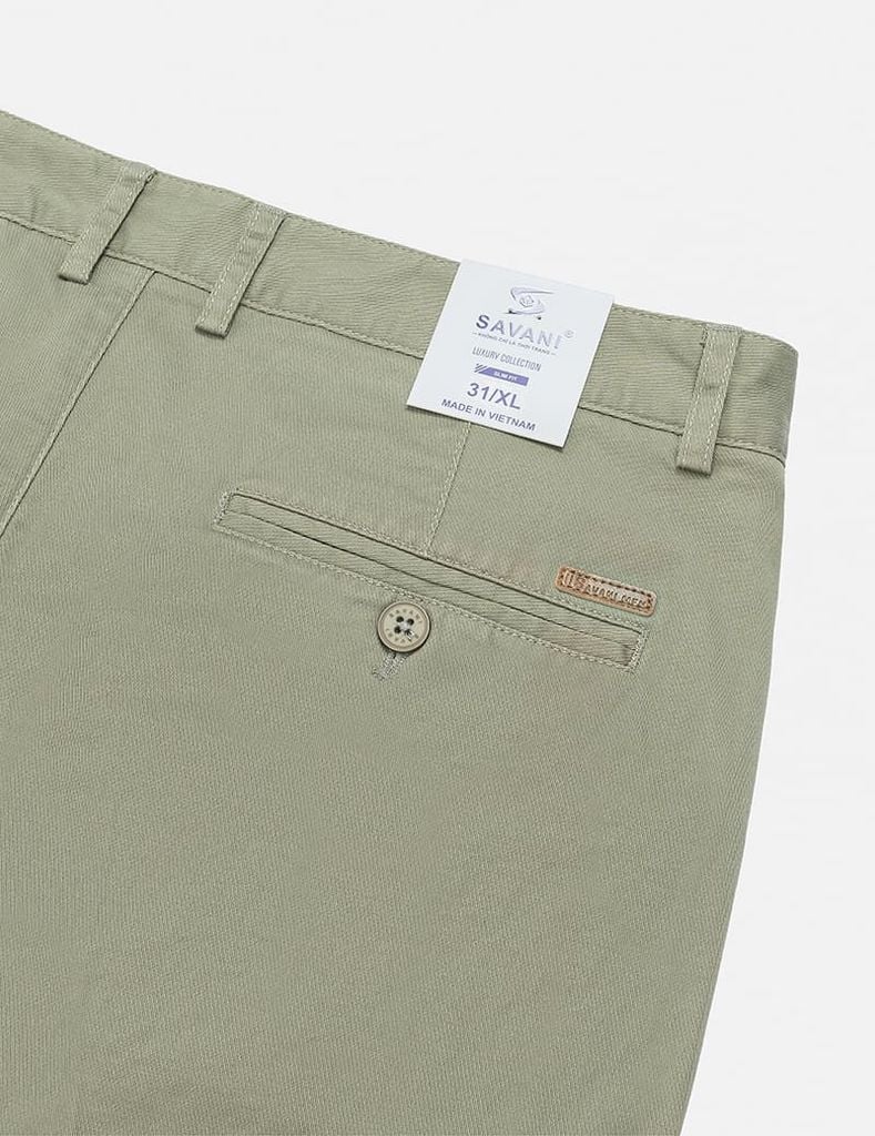 Quần short khaki nam túi chéo mác da trang trí túi sau