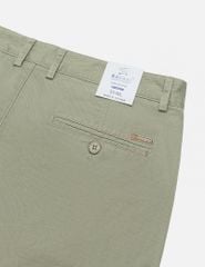 Quần short khaki nam túi chéo mác da trang trí túi sau