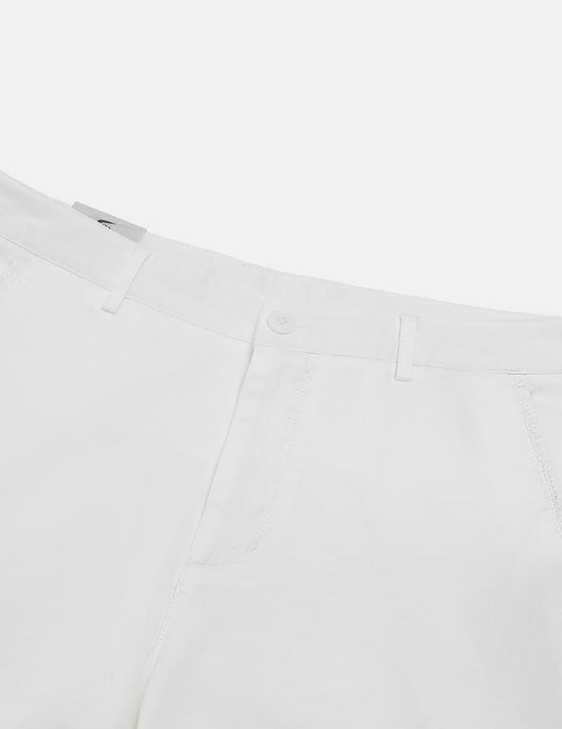 Quần short khaki nam túi chéo mác da trang trí túi sau