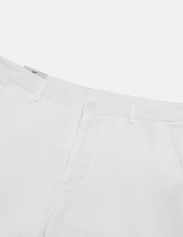 Quần short khaki nam túi chéo mác da trang trí túi sau