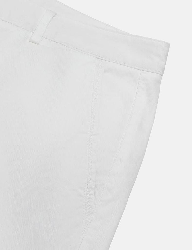Quần short khaki nam túi chéo mác da trang trí túi sau