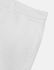 Quần short khaki nam túi chéo mác da trang trí túi sau