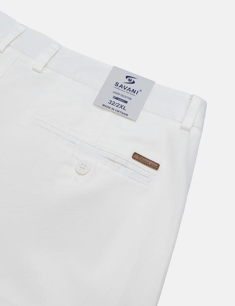 Quần short khaki nam túi chéo mác da trang trí túi sau