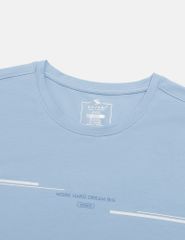 Áo t-shirt nam cổ bo vải rib in cao su giữa ngực