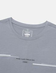 Áo t-shirt nam cổ bo vải rib in cao su giữa ngực