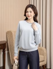 Áo nỉ cổ tròn nữ đính mác dệt trên gấu