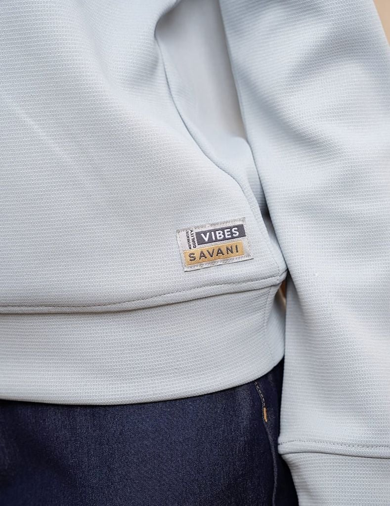 Áo nỉ cổ tròn nữ đính mác dệt trên gấu