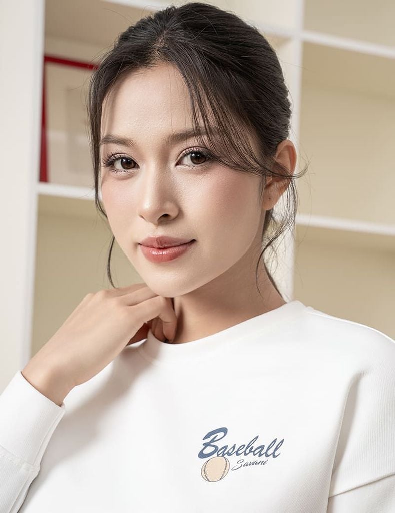 Áo nỉ cổ tròn nữ hình in trước ngực dáng suông rộng