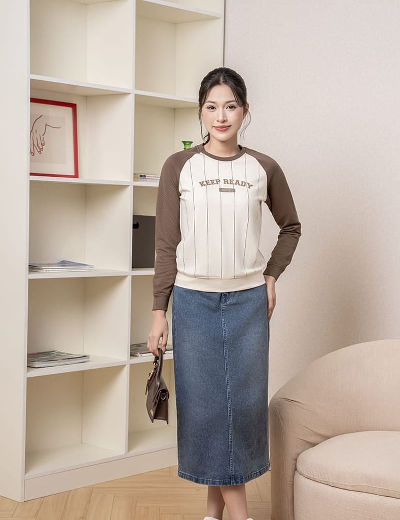 Áo nỉ cổ tròn nữ phối hình in giữa ngực