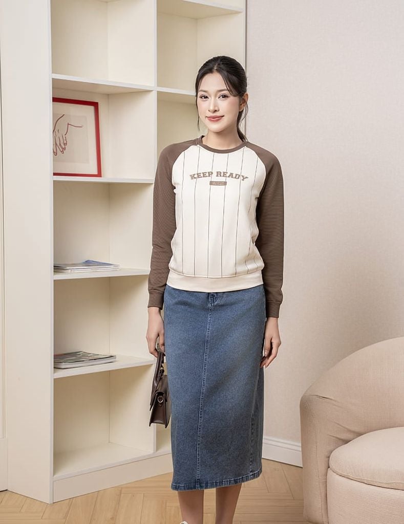 Áo nỉ cổ tròn nữ phối hình in giữa ngực