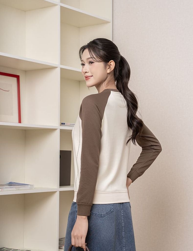Áo nỉ cổ tròn nữ phối hình in giữa ngực