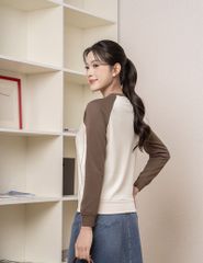 Áo nỉ cổ tròn nữ phối hình in giữa ngực