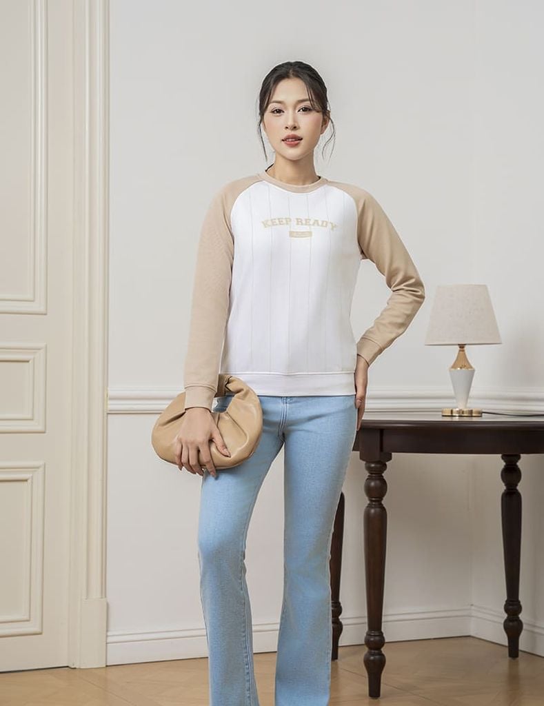 Áo nỉ cổ tròn nữ phối hình in giữa ngực