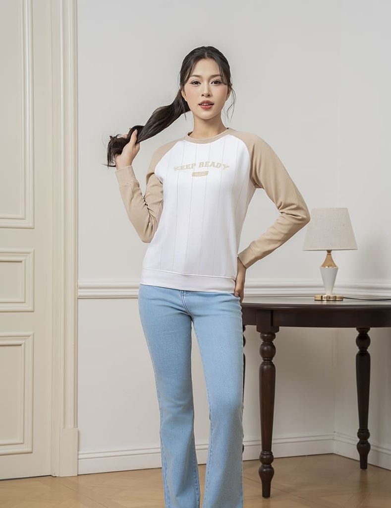 Áo nỉ cổ tròn nữ phối hình in giữa ngực