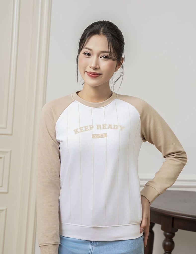 Áo nỉ cổ tròn nữ phối hình in giữa ngực