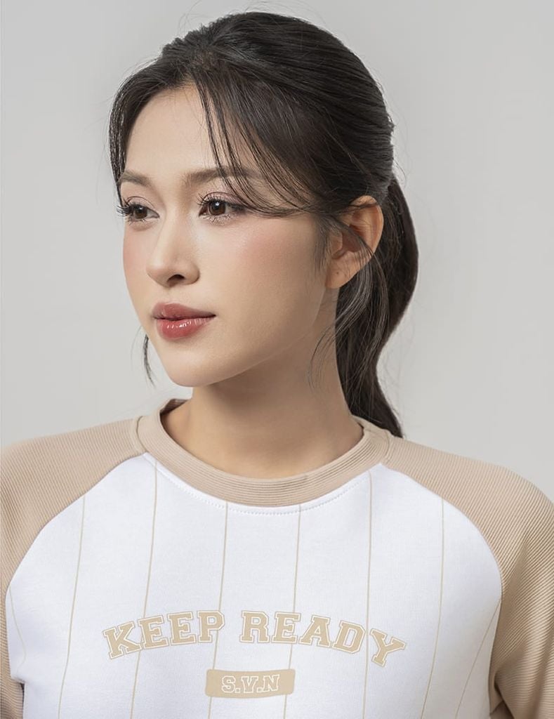 Áo nỉ cổ tròn nữ phối hình in giữa ngực