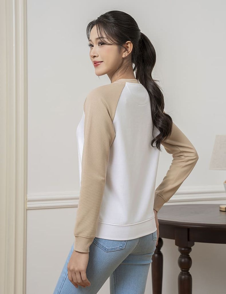 Áo nỉ cổ tròn nữ phối hình in giữa ngực