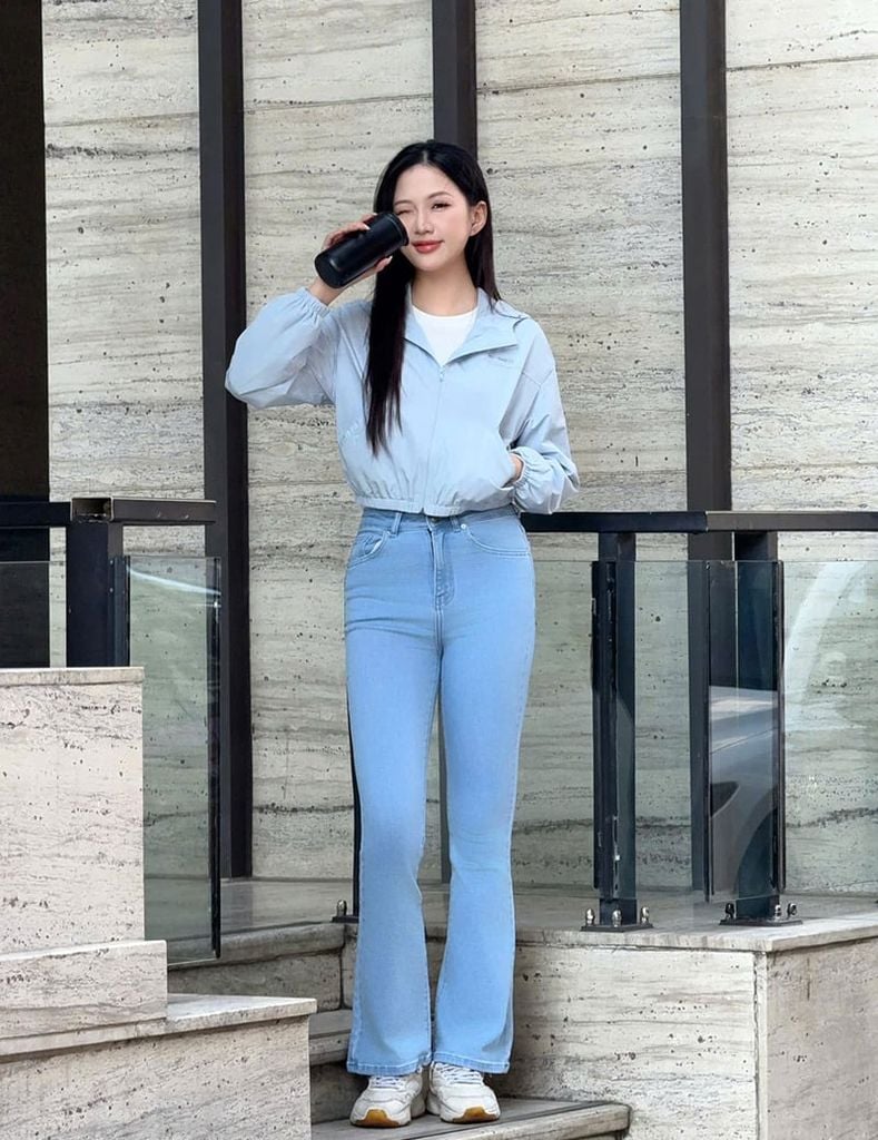 Áo gió nữ có mũ hình in trước ngực