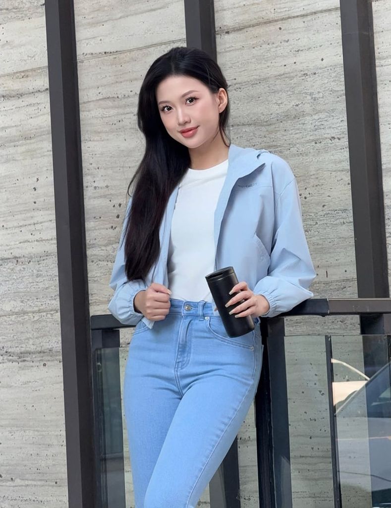 Áo gió nữ có mũ hình in trước ngực